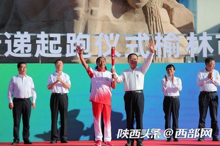 塞上古城開(kāi)跑！ 十四運(yùn)會(huì)和殘?zhí)貖W會(huì)火炬在榆林傳遞