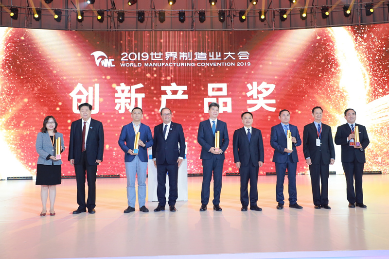 陜鼓集團(tuán)黨委書記、董事長(zhǎng)李宏安（右一）代表企業(yè)領(lǐng)取了創(chuàng)新產(chǎn)品金獎(jiǎng)_副本.jpg